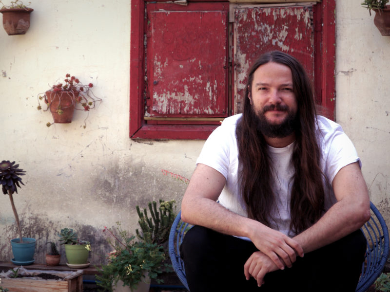 En el marco de la gira “Aún creo en la belleza”:  Nano Stern llega al Teatro Regional Cervantes de Valdivia